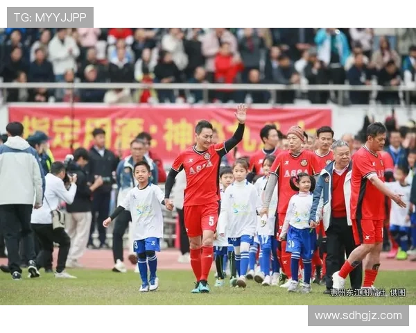 足球明星受伤现场视频曝光引发球迷热议与关注