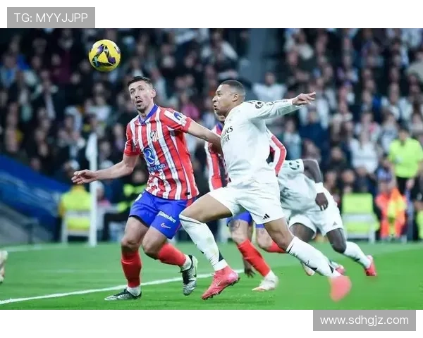 足球明星双人握手姿势展现友谊与竞技精神的完美结合