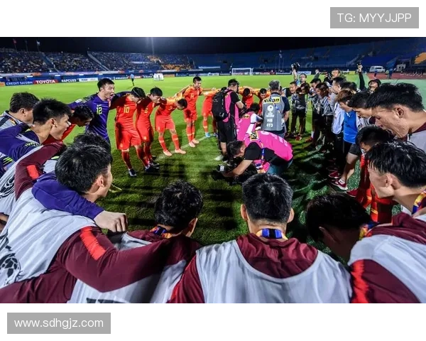 足球明星因比赛失利被妻子当众训斥引发热议网友纷纷围观评论