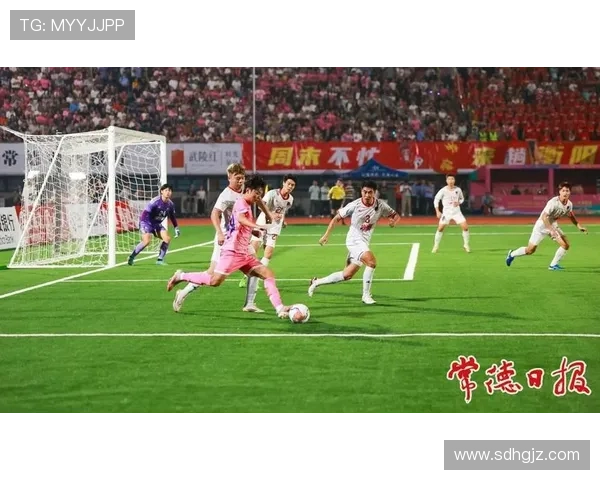 足球明星在赛场上激烈对抗的精彩瞬间与动人时刻合集